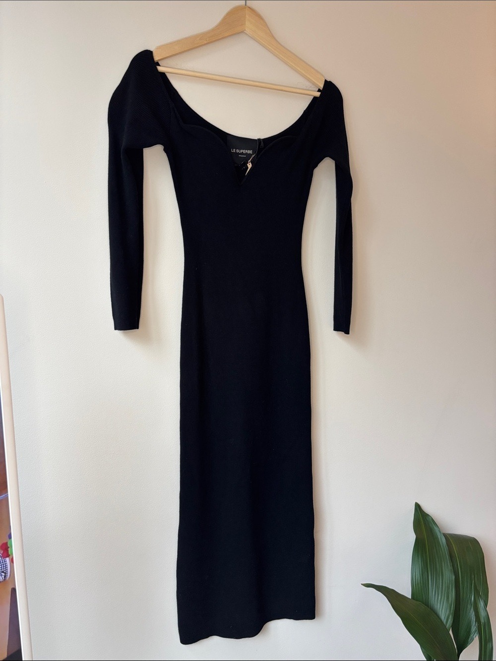 Slim-Fit Black Maxi Dress with Long Sleeves